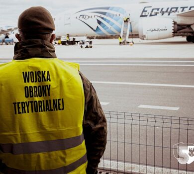 Port lotniczy Szczecin - Goleniów. Żołnierze WOT z Zachodniego Pomorza wspierają przyjęcie uchodźców