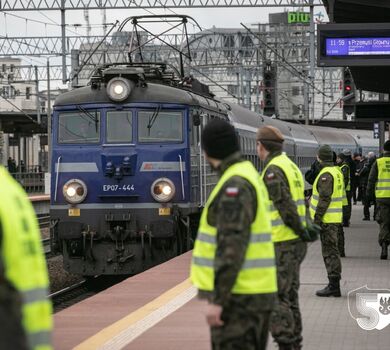 Gdynia. Terytorialsi 7. brygady OT wspierają przyjęcie uchodźców.