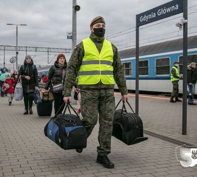 Gdynia. Terytorialsi 7. brygady OT wspierają przyjęcie uchodźców.