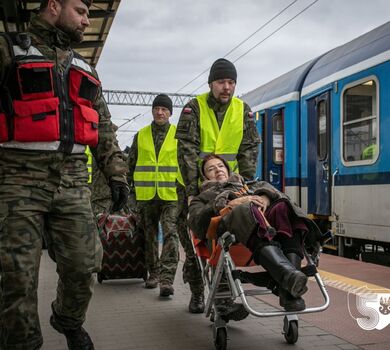 Gdynia. Terytorialsi 7. brygady OT wspierają przyjęcie uchodźców.