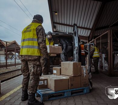 Podkarpaccy terytorialsi pomagają w punktach recepcyjnych.