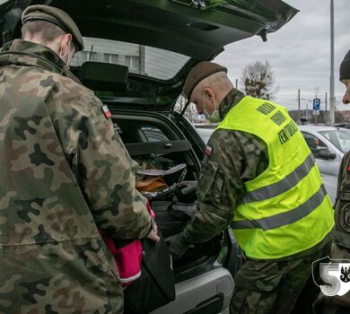 Gdynia. Pomorscy terytorialsi wspierają punkt recepcyjny na dworcu PKP.