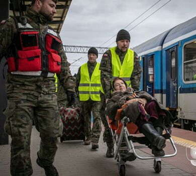 Gdynia. Pomorscy terytorialsi wspierają punkt recepcyjny na dworcu PKP.