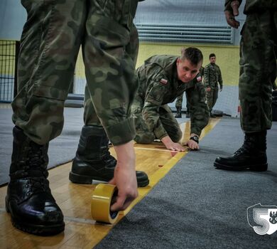 Gorzów Wielkopolski. Terytorialsi wspierają przygotowanie punktu recepcyjnego w haki OSiR