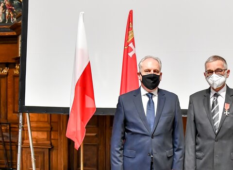 Dariusz Drelich i Grzegorz Szychliński. W tle flagi Polski i Gdańska 