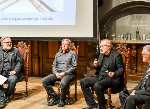 Zdjęcie. Od lewej: Wojciech Suleciński, Roman Gajewski, Jacek Kornacki i Grzegorz Szychliński debatują w Wielkiej Hali Dworu Artusa. 