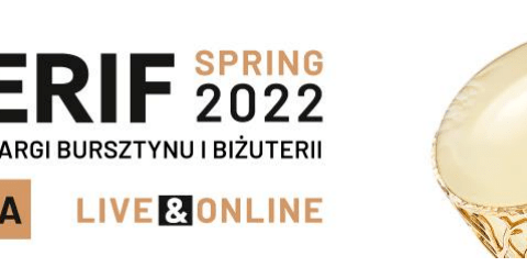 Grafika. Po lewej złoty pierścień z osadzonym żółtym bursztynem. Po prawej napisy: Amberif Spring 2022. Międzynarodowe targi bursztynu i biżuterii. 22-24 marca. W brązowym bloku napis live & online.  