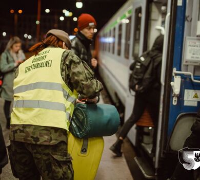 Wrocław. Niezawodna pomoc dolnośląskich terytorialsów w punkcie recepcyjnym na dworcu PKP.