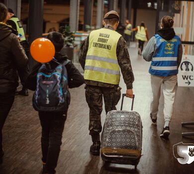 Wrocław. Niezawodna pomoc dolnośląskich terytorialsów w punkcie recepcyjnym na dworcu PKP.