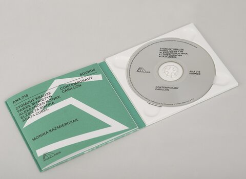 Zdjęcie. Płyta CD Contemporary Carillon. Zielona okładka z motywem szlaku. Na płycie i okładce nazwiska autorów.  