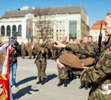 Wrocław. Przysięga dolnośląskich terytorialsów na Placu Wolności.