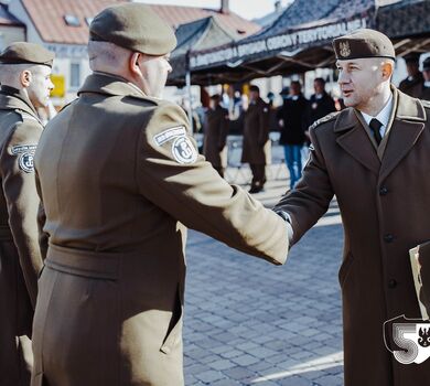 Chęciny. Przysięga nowych żołnierzy 10 Świętokrzyskiej Brygady OT.