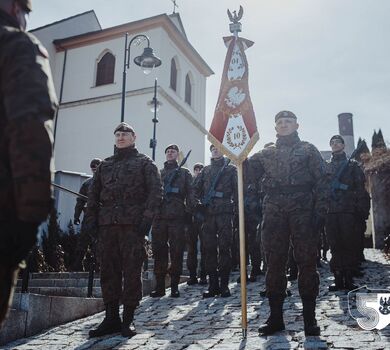 Chęciny. Przysięga nowych żołnierzy 10 Świętokrzyskiej Brygady OT.