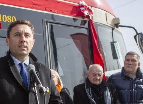 Piotr Borawski przemawia podczas uroczystości nadania tramwajowi imienia Zygmunta Chychły. 
