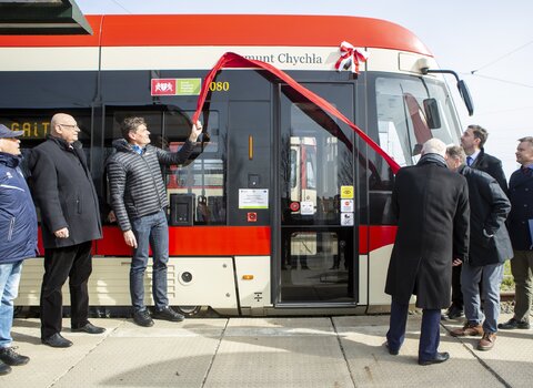 Odsłonięcie napisu z imieniem i nazwiskiem patrona tramwaju.