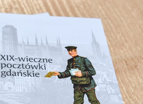 Z okładek katalogów najstarszej gdańskiej pocztówki czytelników wita XIX pocztylion, fot. A. Grabowska, mat. Muzeum Gdańska. 