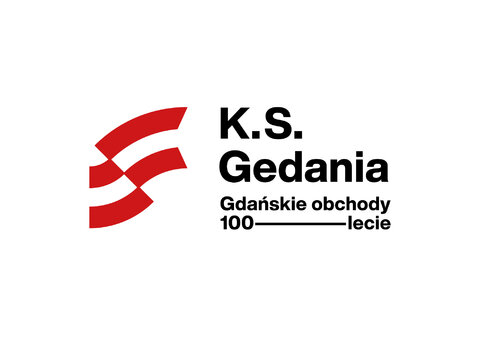 Grafika. Logotyp obchodów 100-lecia KS Gedanii. Sygnet składa się z sześciu wstęg, przypominający flagi. Zewnętrzne pasy są amarantowe, środkowe białe. Flagi wydają się powiewać na wietrze. Po lewej stronie napis w czterech liniach "K.S.", niżej "Gedania", niżej mniejszymi literami "Gdańskie obchody" oraz "100 lecie".    