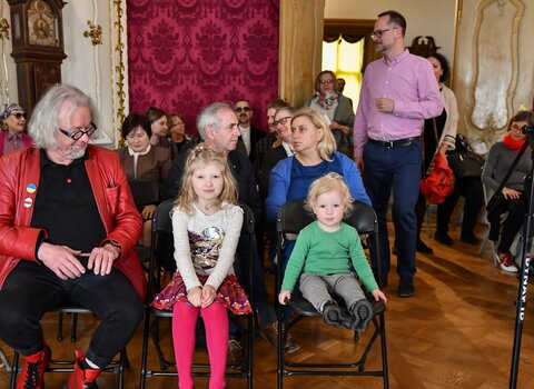 W wernisażu uczestniczyły również dzieci. Po lewej Andrzej Stelmasiewicz, gdański radny.  