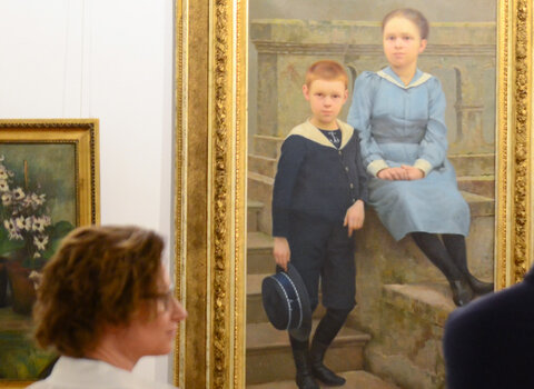 Uczestnicy wernisaży przy obrazie Jana Ryszarda Oknińskiego przedstawiającego dzieci – Marynię i Antosia Łaniewskich.  