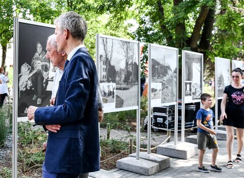 Wystawa plenerowa znajduje się na Skwerze Bohaterskiego Mariupola. 