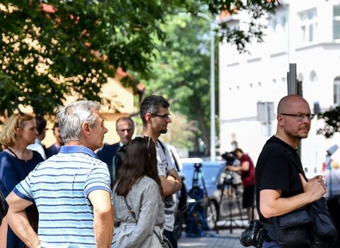 Przechodnie mogą zobaczyć unikalne zdjęcie Mariupola przed i w trakcie działań wojennych. 