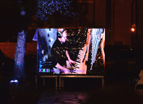 Podczas piątkowych koncertów dzięki telebimowi można zobaczyć jak grają zaproszeni artyści. 