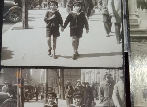 Czarno-białe zdjęcia ze spacerów rodzinnych. Dwóch chłopców przechadza się po ulicy. 