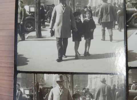 Czarno-białe zdjęcia ze spacerów rodzinnych. Michał Szuca przechadza się z synami po Długim Targu. 