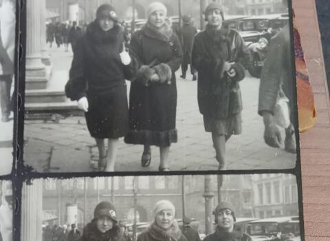 Czarno-białe zdjęcia ze spacerów rodzinnych. 3 kobiety na Długim Targu