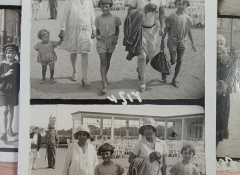 Czarno-białe zdjęcia ze spacerów rodzinnych. Rodzina Szuców na plaży w Sopocie. 