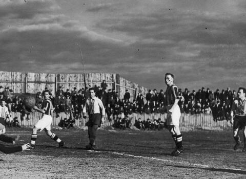 Mecz piłki nożnej Warszawianka - Gedania na stadionie przy ulicy Wawelskiej 5 w Warszawie. Gol dla Gedanii. Ze zbiorów Narodowego Archiwum Cyfrowego