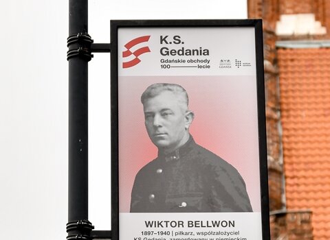 Portret Wiktora Bellwona, współzałożyciela KS Gedania. W tle fragment kościoła św. Katarzyny.