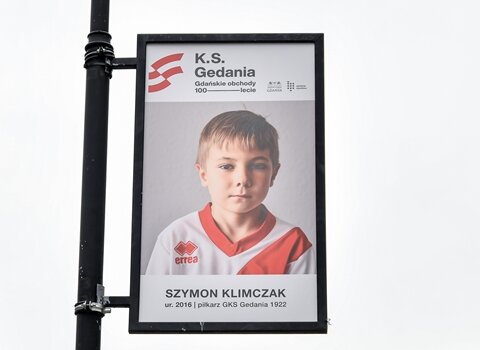 Portret Szymona Klimczaka, piłkarza GKS Gedania 1922. W tle kościół św. Katarzyny. 