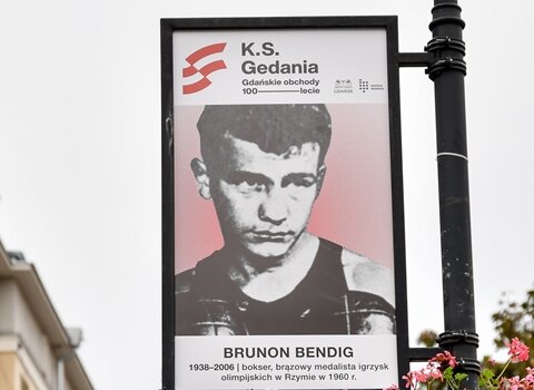 Portret Brunona Bendiga, boksera KS Gedania. W tle budynek. 