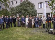 Symboliczne drzewo od Grupy Fielmann posadzone na Uniwersytecie Opolskim 