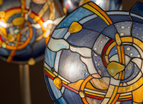 Lampy wykonane ze szkła witrażowego i bursztynu bałtyckiego. 