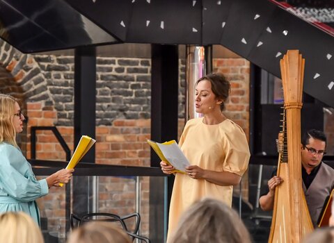 Na zdjęciu Marta Jankowska (z lewej) oraz Małgorzata Brajner (z prawej) podczas lipcowego spotkania Krakowskiego Salonu Poezji w Muzeum Bursztynu. 