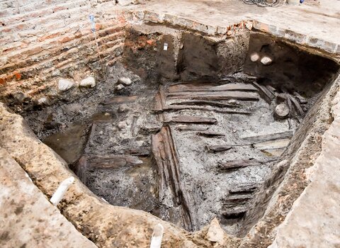 Wykop archeologiczny. W centrum drewniane elementy wału obronnego. 