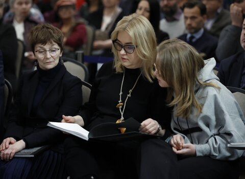 Na zdjęciu od lewej: Renata Adamowicz, Magdalena Adamowicz oraz Teresa Adamowicz wraz z albumem trójmiejskich fotoreporterów. 