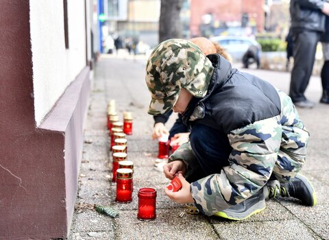 Znicze pod Nową Synagogą zapalili również najmłodsi gdańszczanie. 