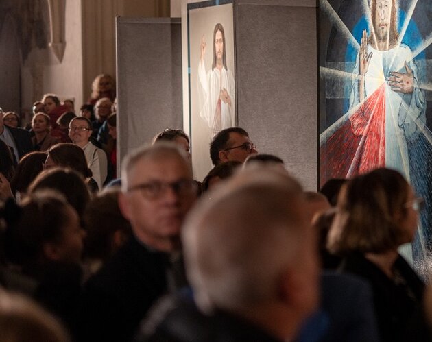 Wystawa współczesnych obrazów Jezusa Miłosiernego pierwszy raz dostępna w Warszawie