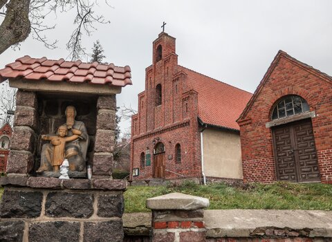 Kościół pw. św. Walentego w Matarni i przynależącą do niego kaplicę pogrzebową. Na pierwszym planie kapliczka z figurką św. Józefa. 