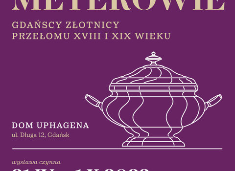 Grafika wystawy. Tło w kolorze fuksji. Po prawej linie tworzące wazę. U góry napis Meyerowie. Gdańscy złotnicy przełomu XVIII i XIX wieku. 

Obok wazy Dom Uphagena, ul. Długa 12. Na dole napis wystawa czynna 21 IV - 1 X 2023.   