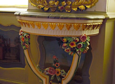 Stolik konsolowy z ornamentami kwiatowymi w Jadalni Domu Uphagena. 
