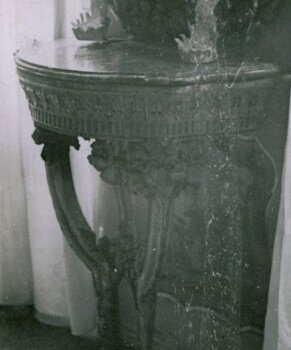 Czarno-białe przedwojenne zdjęcie przedstawiające stół konsolowy z Domu Uphagena. 