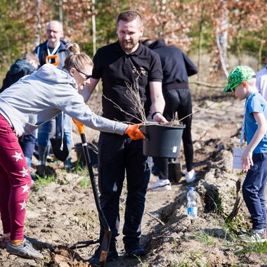 Tysiące dębów od KGHM w Międzynarodowym Dniu Ziemi