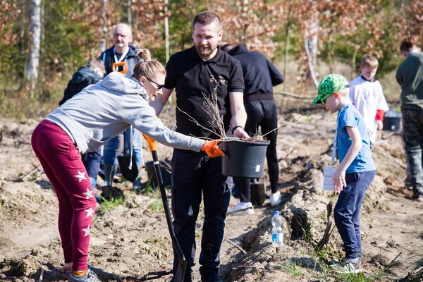 Tysiące dębów od KGHM w Międzynarodowym Dniu Ziemi