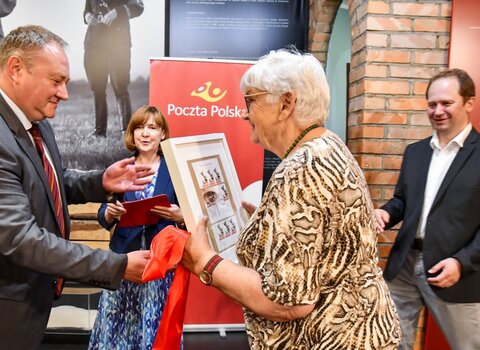 Henryka Flisykowska i Jarosław Noch podczas przekazania projektów kartki pocztowej.  