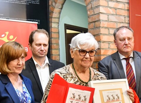 Od lewej: Elżbieta Kaczyńska z Poczty Polskiej - autorka kartki, Marek Adamkowicz, Henryka Flisykowska oraz Jarosław Noch z Poczty Polskiej.  