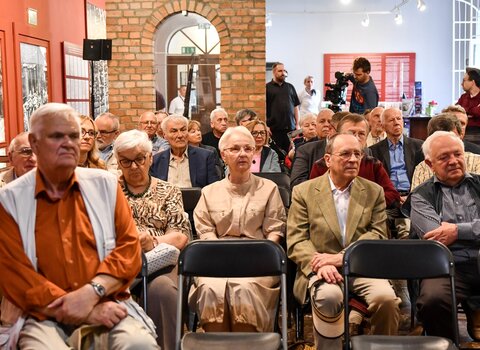 Członkowie Koła Rodzin byłych Pracowników Poczty Polskiej w Wolnym Mieście Gdańsku podczas uroczystości. 